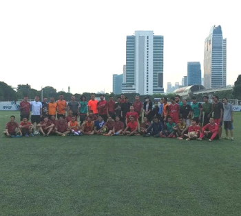 Foto bersaama Skadron 31 TNI AU selepas bermain sepak bola bersama - Nusa Academy